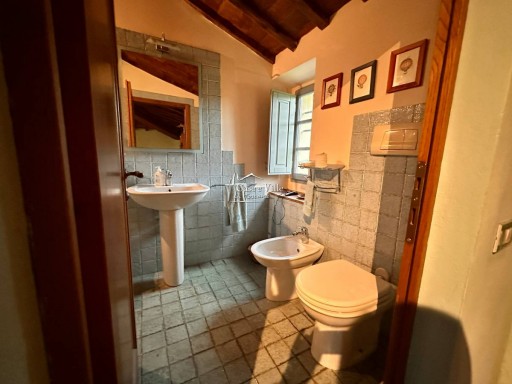 Porzione di colonica Prato  VENDITA